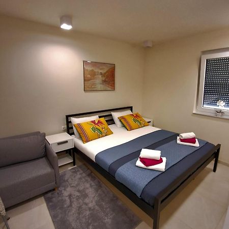 Apartmani Datea Grebastica Exterior photo