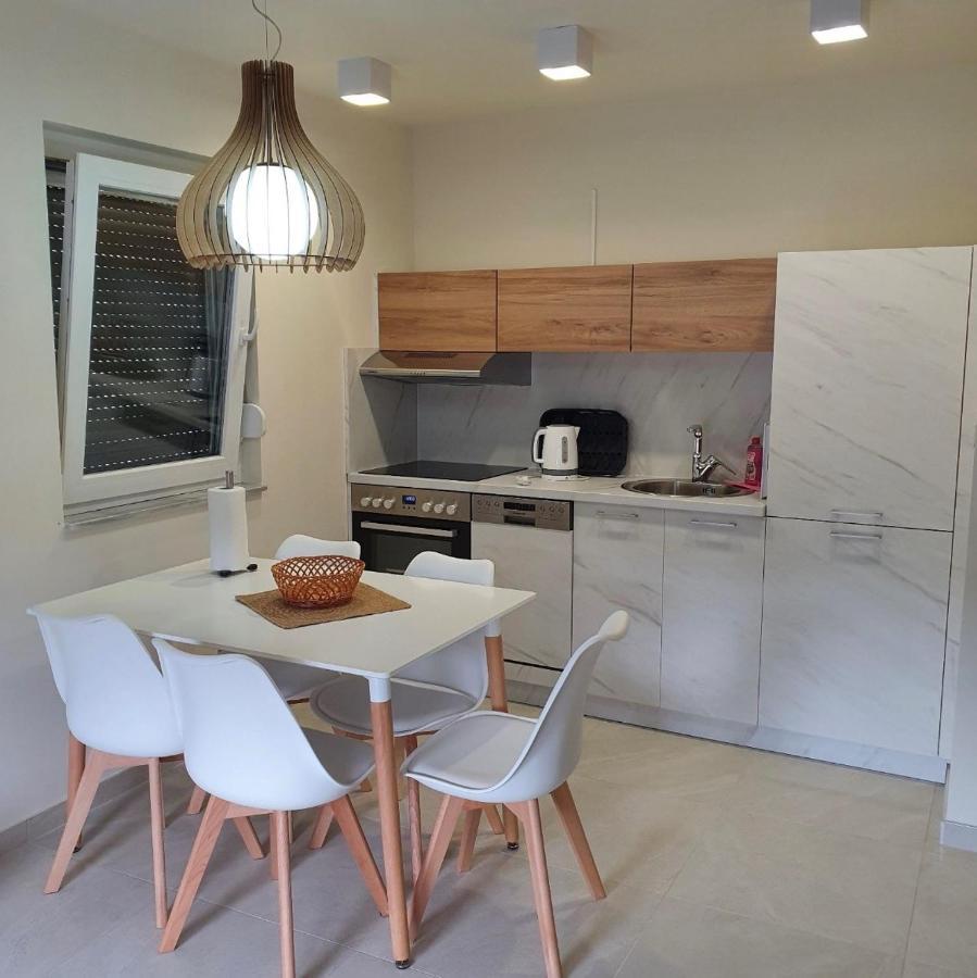 Apartmani Datea Grebastica Exterior photo