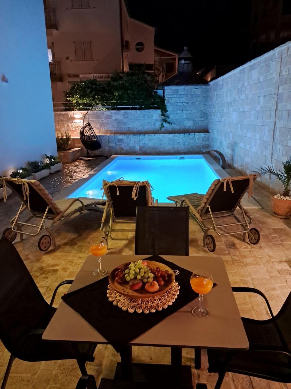 Apartmani Datea Grebastica Exterior photo
